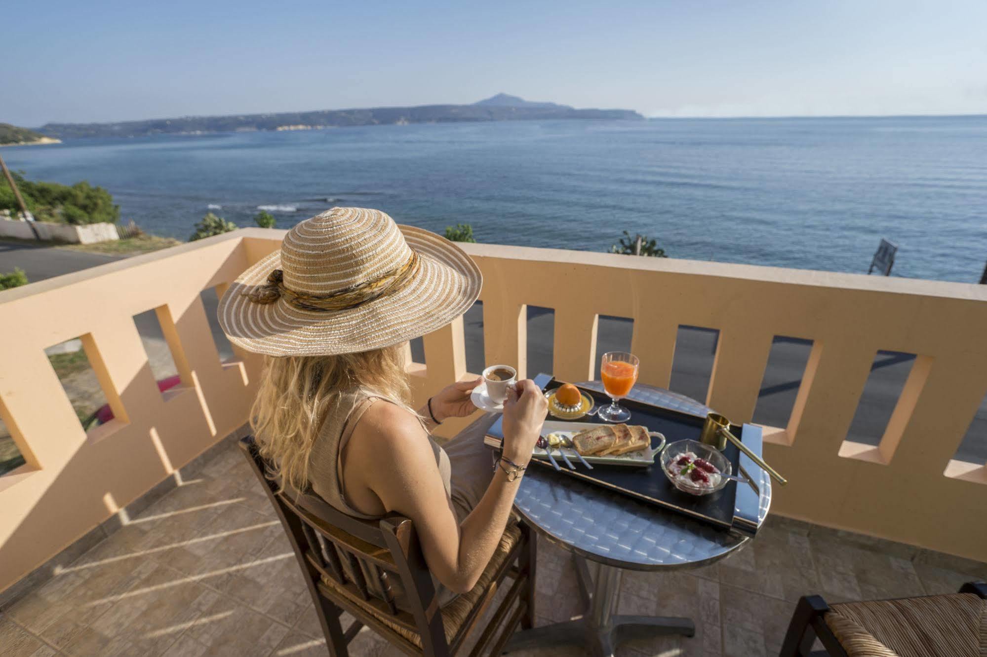 Porto Kalyves Seaside Aparthotel Екстериор снимка